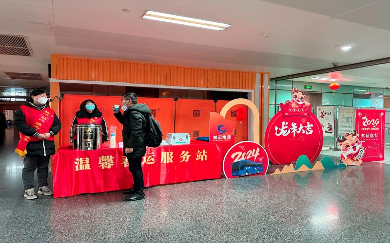 平靜的旅途中，熟悉的溫馨依舊 ——春運(yùn)路上的暖心服務(wù)
