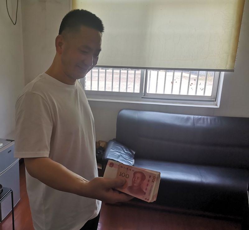 點贊！拾金不昧好的哥 萬元現(xiàn)金物歸原主
